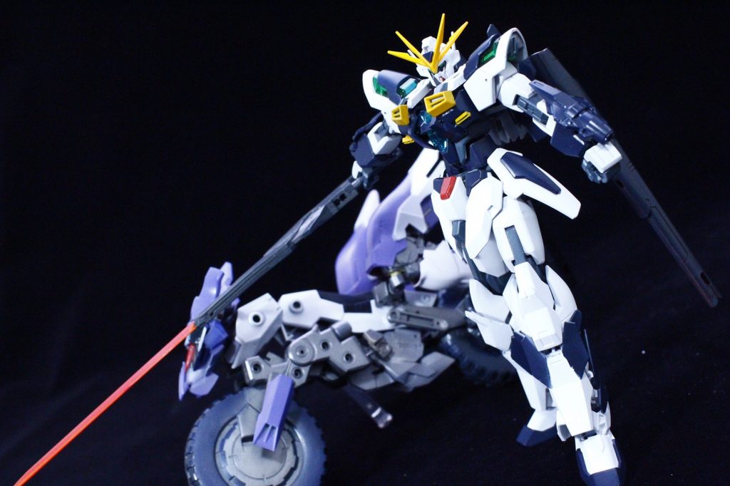 コンセプトとしては[かっこいいガンダム]を目指しました。
そこで主人公機+αをミキシングしようと考え、
胴体、腕、顔、フロントアーマーにユーラヴェンとアルスアースリィ。
足、武器の基部にダブルオースカイ。
肩にトライバーニング。
頭、アンテナにカミキバーニング。
バックパックにスタービルドストライクとビルドブースターを使いました。

ビギニングガンダムがないやん！！と思った方、すみません。予算的にカツカツのため使えていません

色味としてはトリコロールが多いビルド系をνガンダムに近いカラーにしてやるとおもしろいかなと思いこのような色にしました。