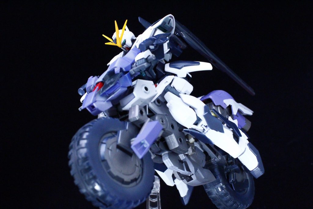 ## [ストリーマー]##
最強のガンダムを作れって言われてサブメカも欲しくなったためバイク作りました。
モビルスーツがバイクに乗るって面白いんじゃないかと勢いに任せ、マシンライダーをベースにメテオホッパーやジャンクとして手にいれたRGシナンジュやらなんやらをミキシングしてます。
個人的にシエルノヴァのオプションパーツがエンジン部のパーツぽくて満足してます
最初は黒を基調にしたマシンにしようとしてましたがサブメカなのにHI-νガンダムの色してたら面白いんじゃね？？と電波を受信した結果です