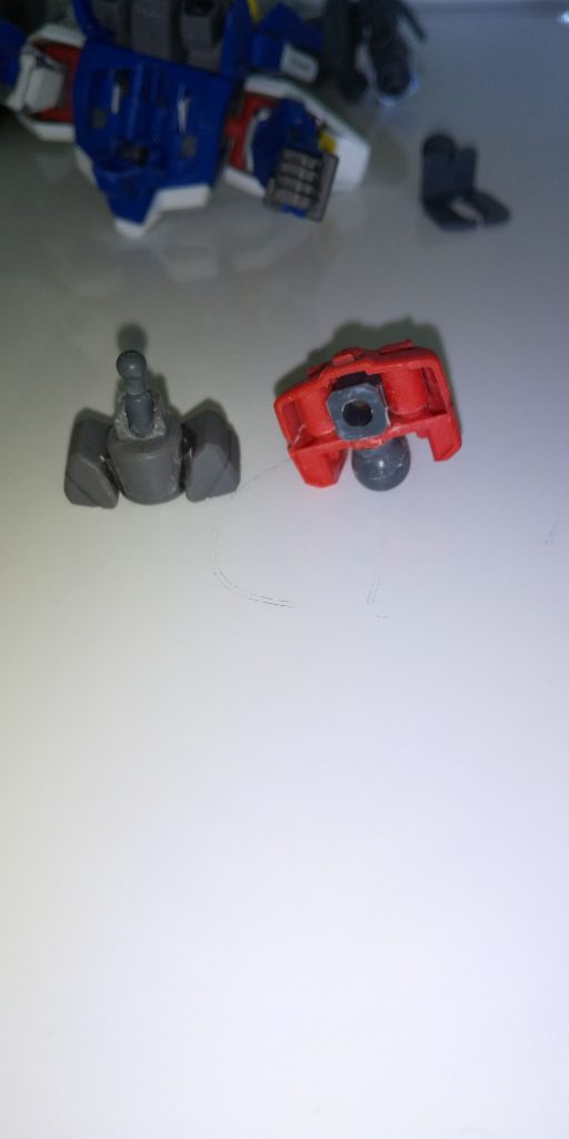 ジェミナスを組み上げた人にはわかると思いますが
後ハメ加工による胴体パーツの保持のために ビルドシリーズのジョイントとして付いてくる極小のボールジョイントと、3mm穴の空いたブロックパーツによる接続に変更しています