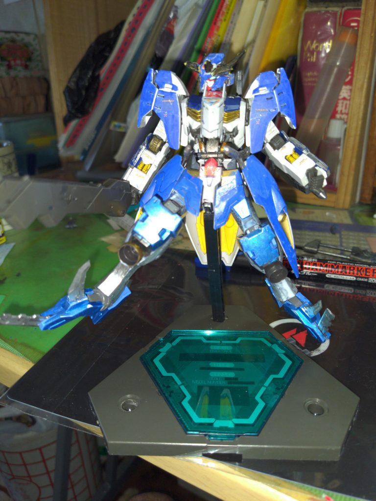 脚部ヒートソード
ナノラミネートに有効な武器の一つで蹴り上げることで切断能力が上がるミサイル等を蹴って破壊するともできる荒業も出来る。宇宙空間では、デブリ等に引っ掛ける事で懸架装置として使う