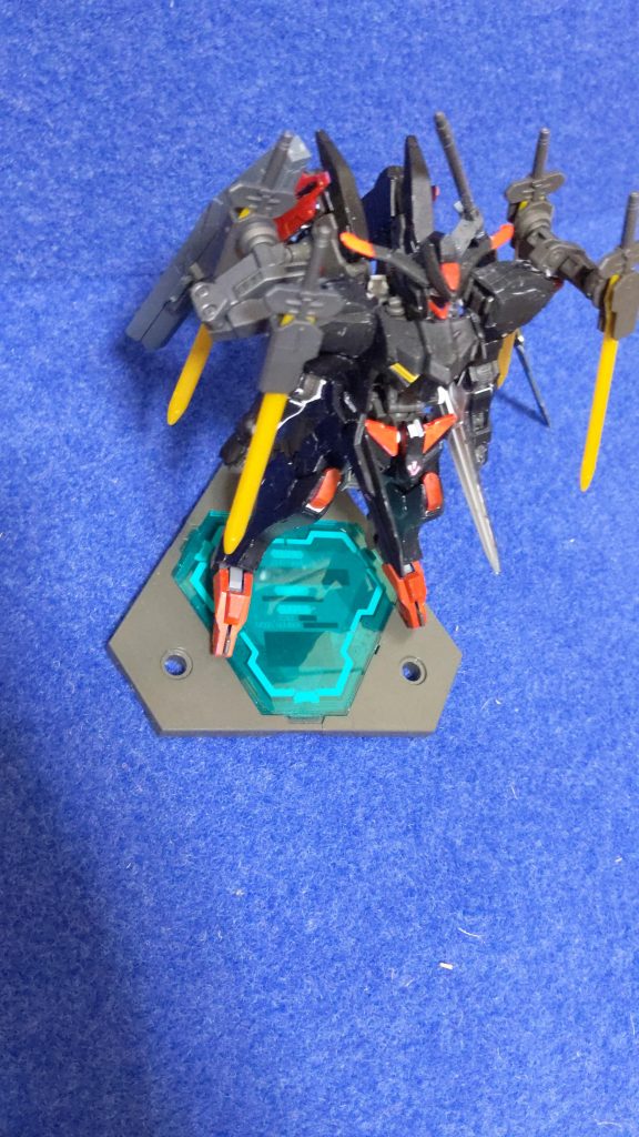 サイドスカートがヴェスバーに換装され、近距離から遠距離まで間合いを選ばず攻撃できます。