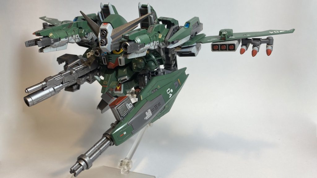 ## コマンドガンダムエアレイダー
SDV-04AR
ミリタリーにこだわりのあるダイバー「フォックス少佐」が、コマンドガンダムをベースにカスタマイズしたガンプラ。ミキシングで製作された支援戦闘爆撃機型サポートメカと、空挺降下に対応した改造を施されたコマンドガンダムから構成される。
エアレイダーは「空襲」を意味し、サポートメカと合体して圧倒的火力で空中から攻撃する戦法を得意とする。