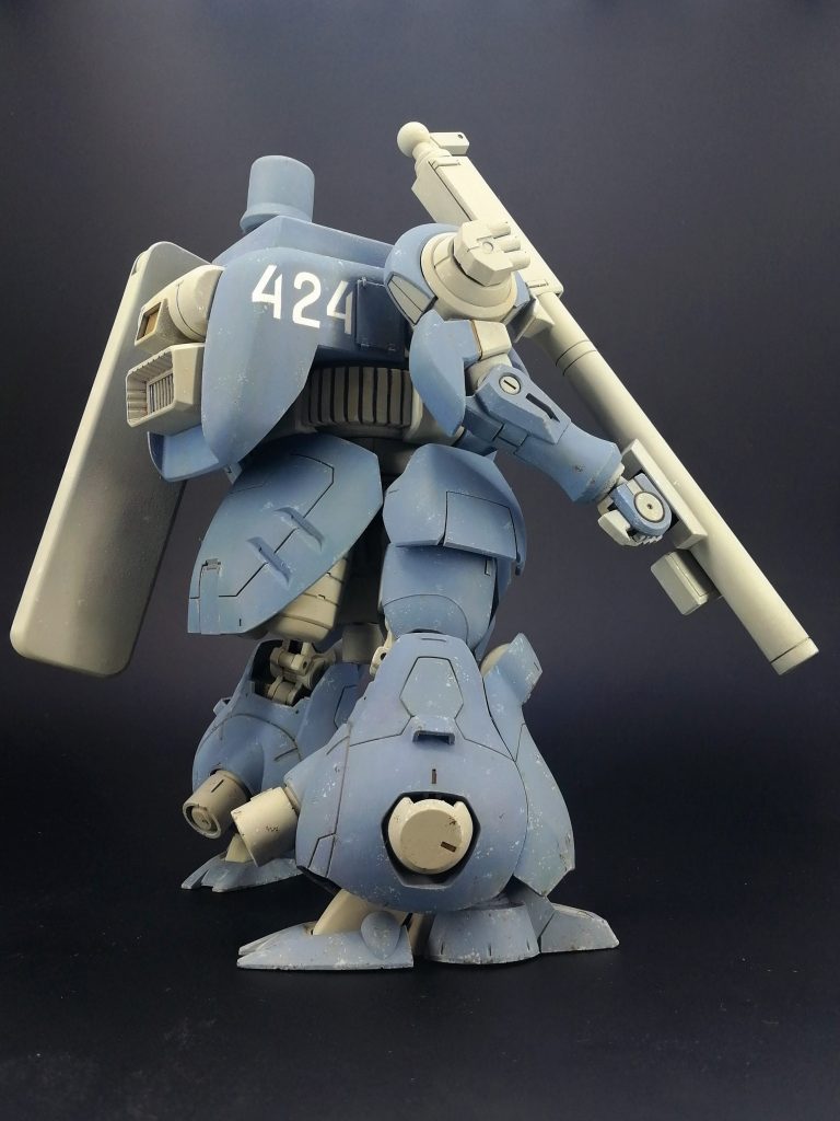 塗装はサフからフレーム色のガルグレーまでエアブラシで塗装し、
その後メイン色のブルーグレイをファレホで筆塗り、塗料の劣化や剝れ、汚しをファレホやガンダムマーカー、油絵具等で描き込んでいきました。
各センサーやレーザー素子をイメージした赤にはきっと付属のクリアパーツ以外穴無しの0.5~0.8mmビーズを使用。
右背中の数字マーキングはアシタのデカールを使用。全然跡が残らなくて良い物でした。
