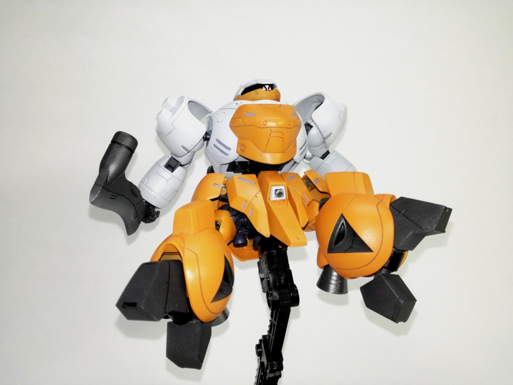 足裏の肉抜き穴はプラ板で埋めて、足の三角部分はマスキングして塗装しました。