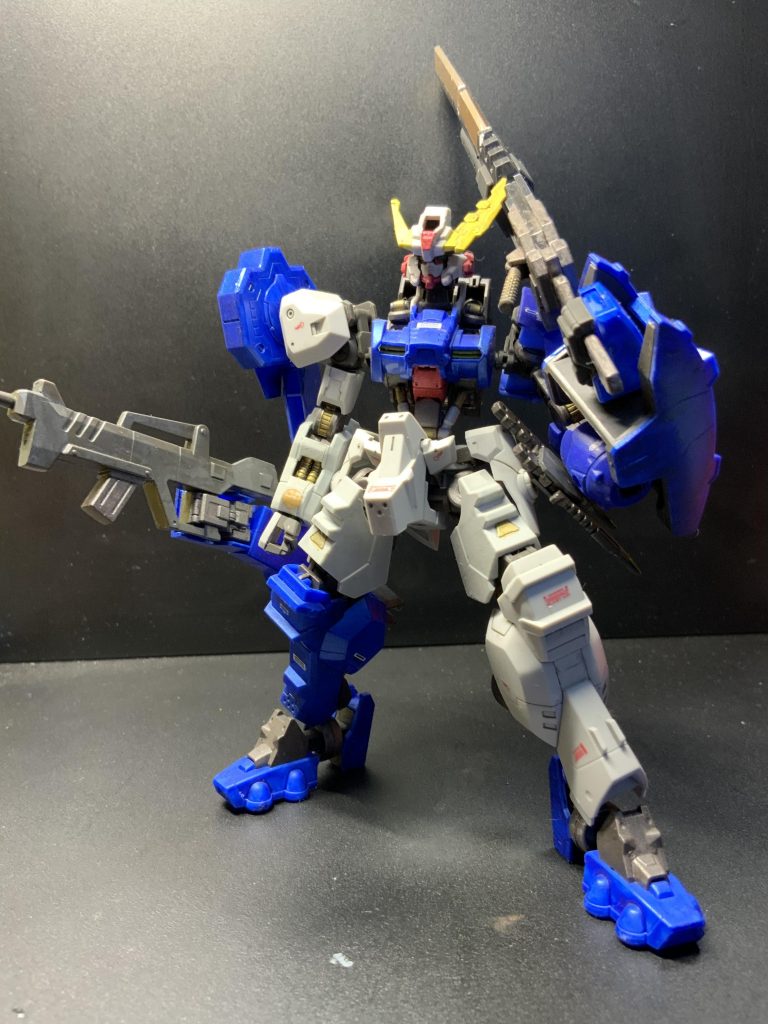 積みプラ整理してたら出てきたMSで(-.-;)y-~~~ 鉄血のオルヘェンズのMSらしいですが私、未見なんですよね〜 で、探り探り全塗装、筆塗りで仕上げました
所々、設定無視した塗り分けやってます(o^^o)