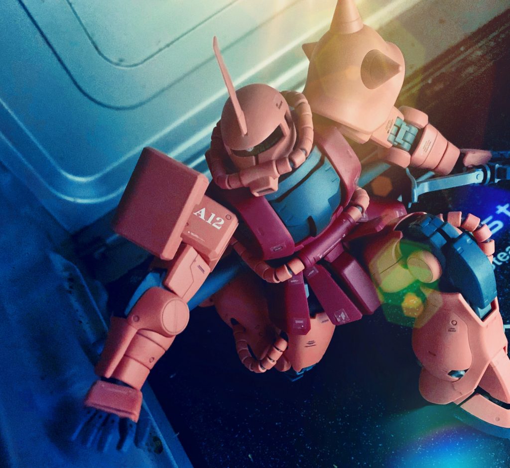 コロニーの格納庫から潜入するシャアザク