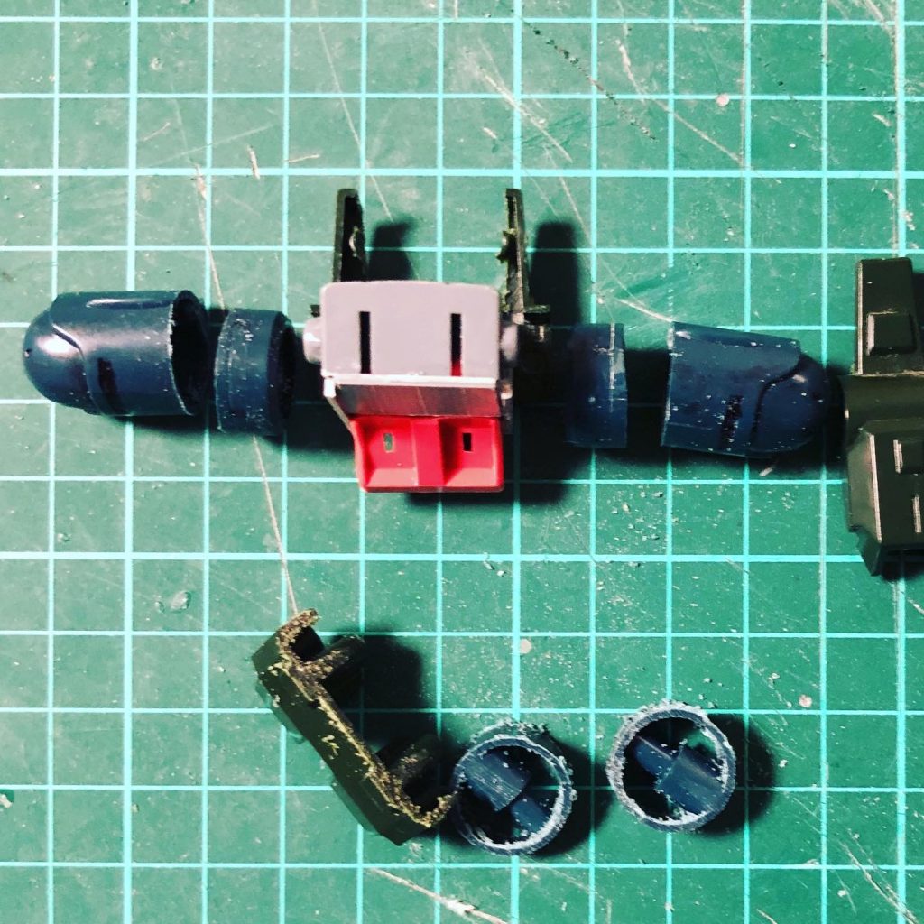 バックパックは、ハイザックベースでFGザクとグフとズゴックとプラ板で組みました