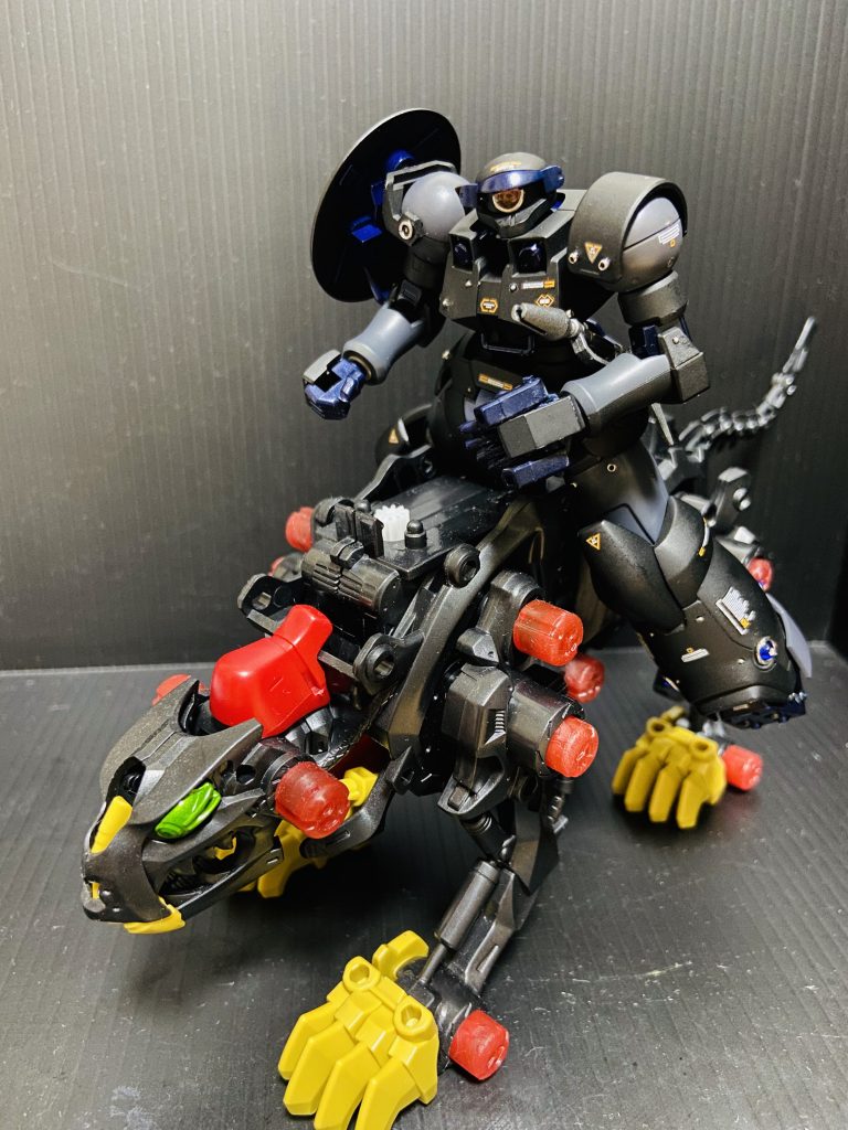 ◆緊急援護要請 クチヨセ
潜入発覚時、本機の火力では任務遂行が困難となるため、ビーコン追跡による母艦からの援護射撃要請を行い対象の殲滅、またはサポートメカ呼び出しによる緊急離脱を行う。音声認識システムを採用しており、掌部を地面に当て座標特定、クチヨセ!の音声コードで各種要請を行う。別作品のために外装をもがれたゾイドです。