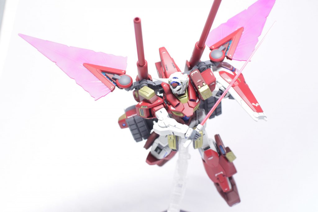 大型ビームサーベル
機体両端に装備。大幅に小型化されてはいるがその威力は健在で、パックの小型化に伴い小回りが効くようになったためMS同士の接近戦でも充分使用可能となった。
MGフルアーマーユニコーンのハイパービームジャベリンのパーツをベースにしています。