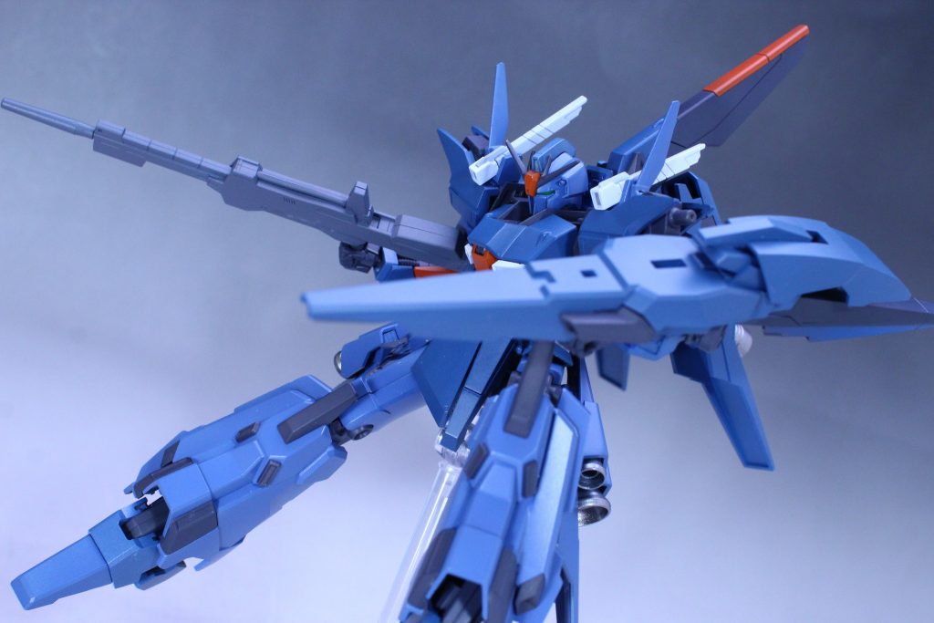 武装はゼータガンダムと同型のビームライフル、リゼルのシールドをベースにした中型シールドビームキャノン、両肩のビームサーベルに60mmバルカン