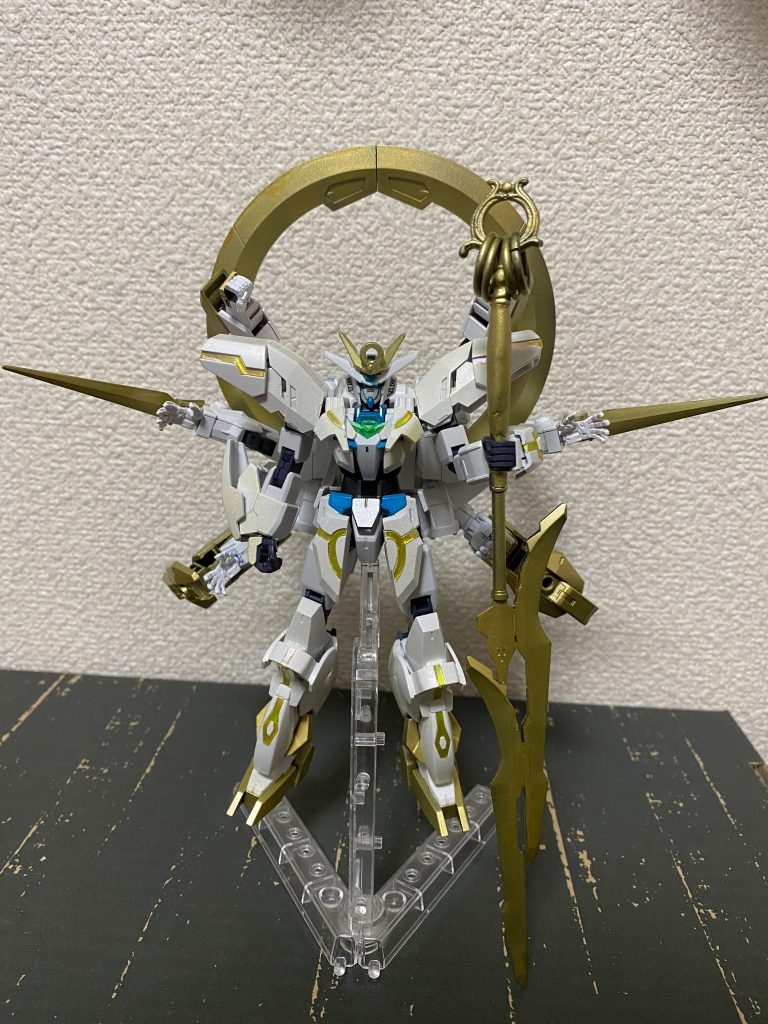 クオーレガンダム
バックパックには6本の腕をつけてそれぞれ上から格闘、剣、銃を扱えるようになっています。