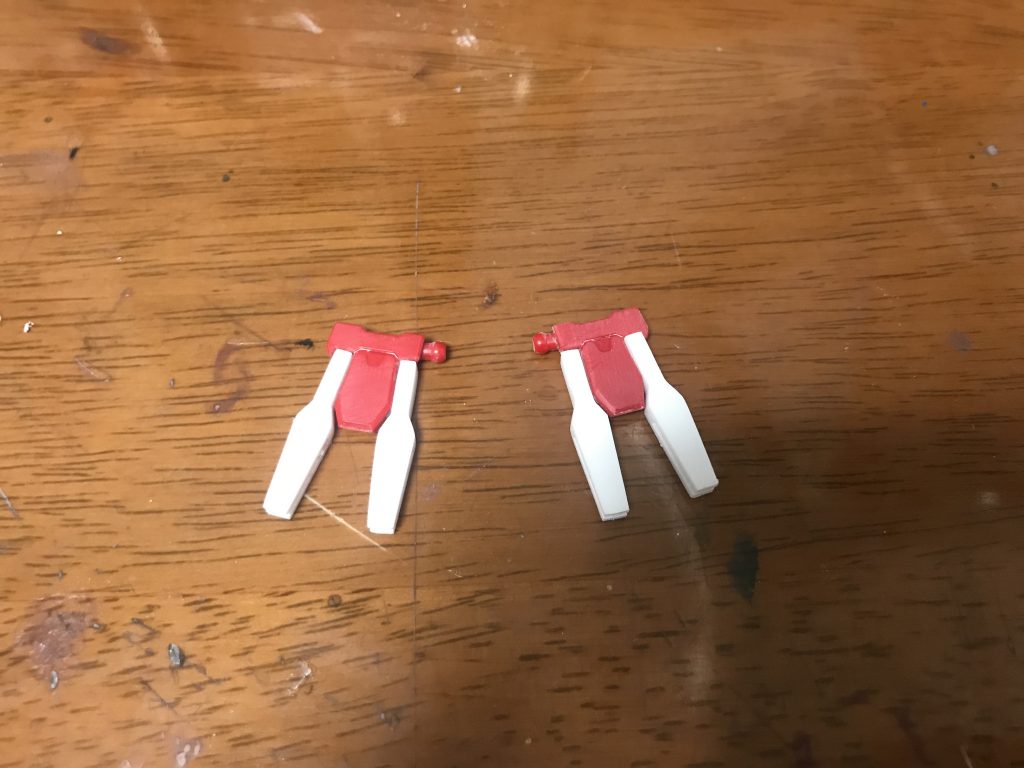 リアアーマー部
キットのフィンファングは切り落として肉抜きをパテで埋める
その後整形して、スクラッチしておいた小型フィンファングに1ミリで穴を掘り、合わせてリアアーマーにも1ミリで穴を掘る
フィンファング側に真鍮線を固定すればスタンドエフェクトにも対応しリアアーマーにも固定できちまうんだ！
接続が緩くなってきたら瞬間接着剤を極少量付けて軸を太らせるだけなのでリカバーも簡単