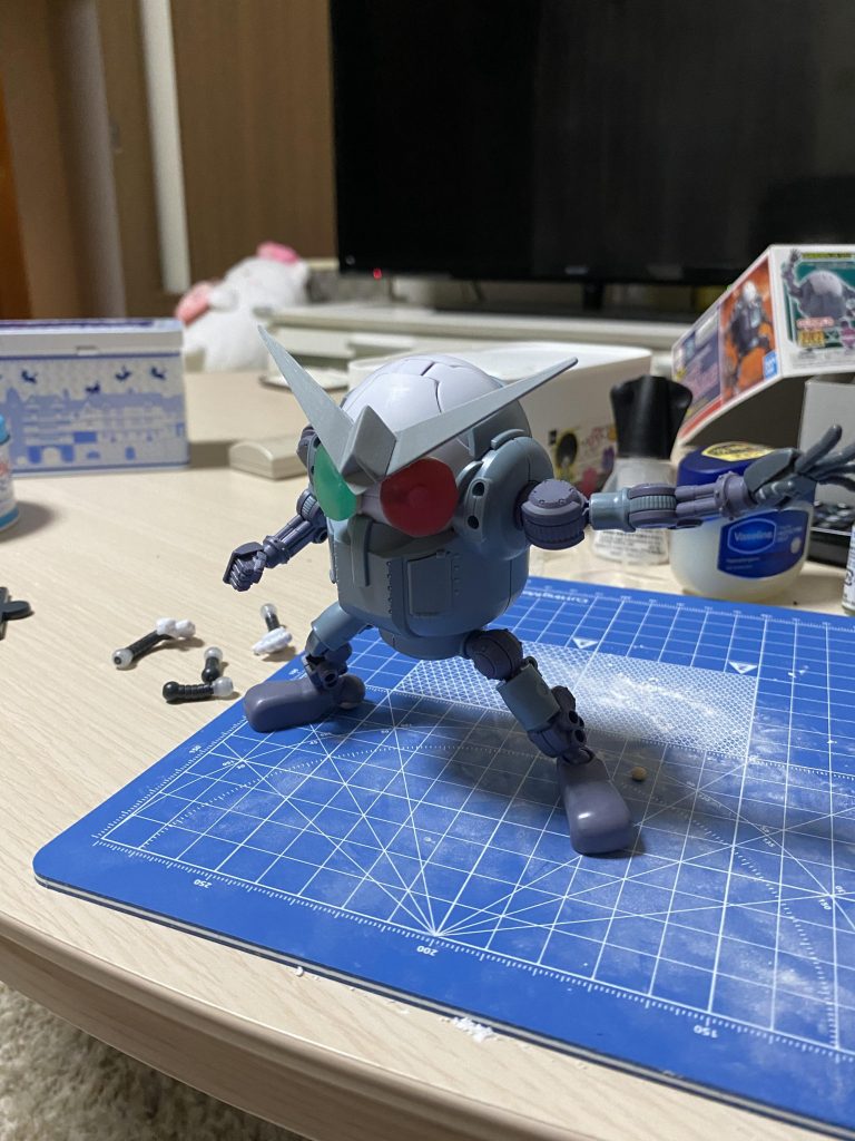 セリアのスプーンで目を作っています。
角は、プラ板を組み合わせて、ネオジム磁石で本体につけています。