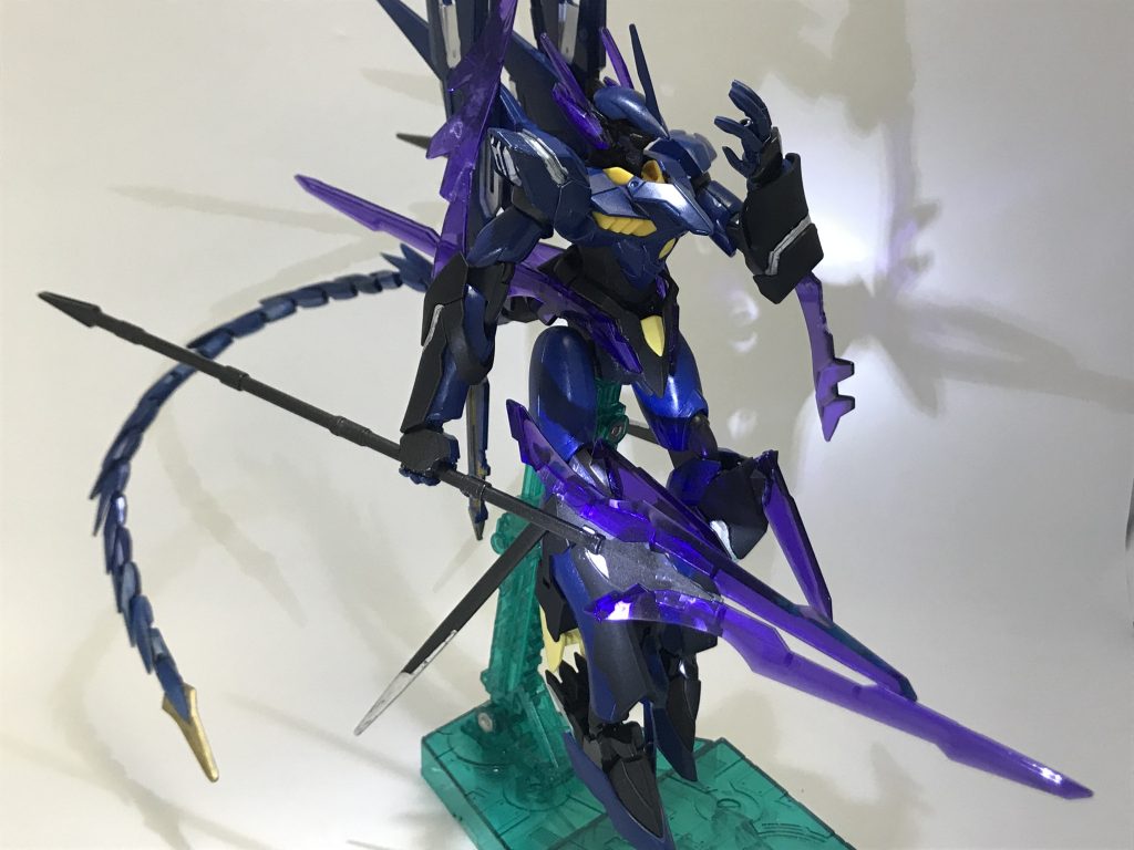 右の槍はグレイシャルランスと言います。パルチザンの持ち手を貼っつけて、クリアパーツの位置をズラしただけですが、カッコいいと思います。
基本はパルチザンと変わりませんが、ビット機能はオミットされてます。