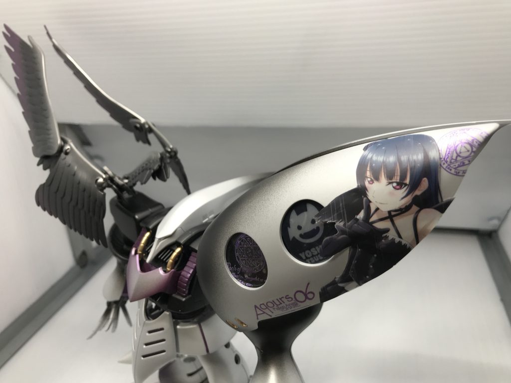 善子画はカードゲーム用のスリーブをカットして貼り付けています。