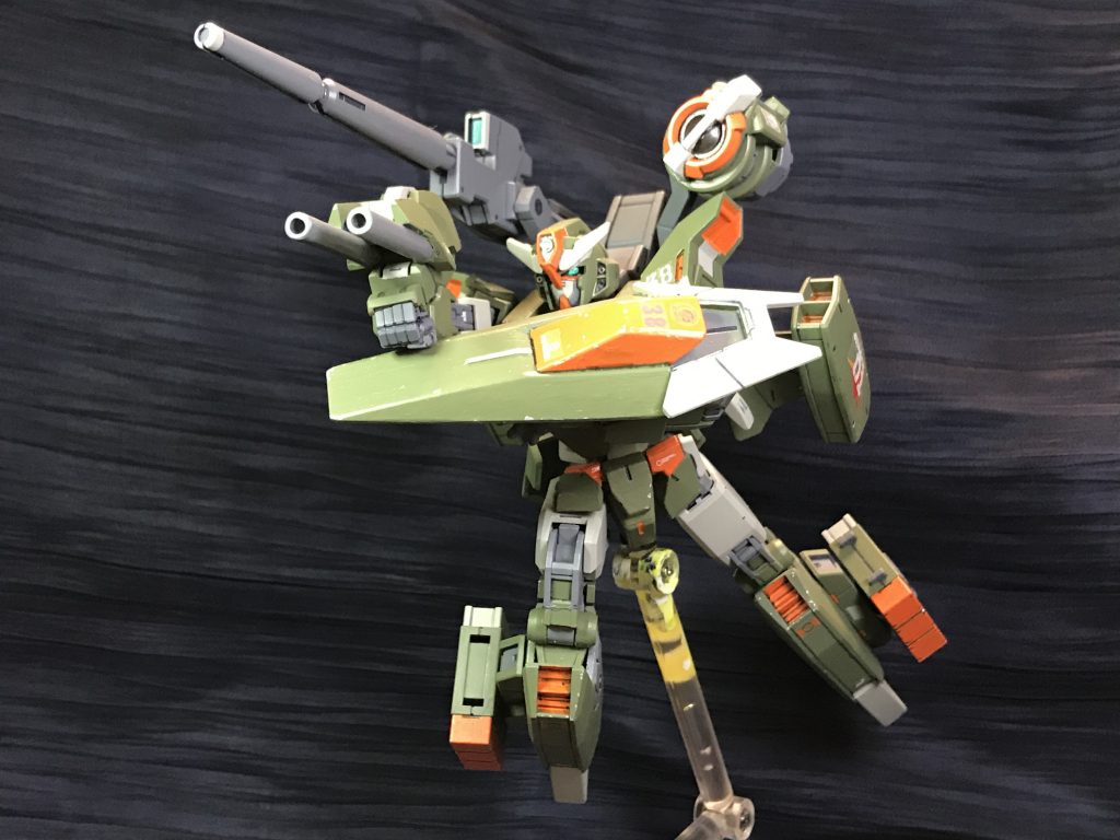 対地支援機ゆえにずっとスタンド付きで撮影してます。

ちなみに左肩のはIFジェネレーターです。