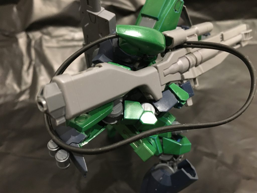 長距離狙撃時には、狙撃ライフルのスコープと頭部を有線ケーブルで接続。
これによりライフルのカメラが捉えた情報と機体のメインカメラが捉えた情報を瞬時に統合。この機能により命中率の更なる向上が図られる。
もちろん、この機能を使用しなくても狙撃は可能。