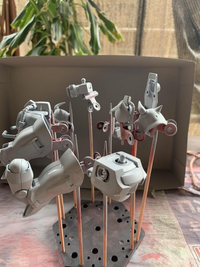 警報が連日出るくらいの大雨でしたが1日晴れたので超特急でサフを吹いて塗装しましたw