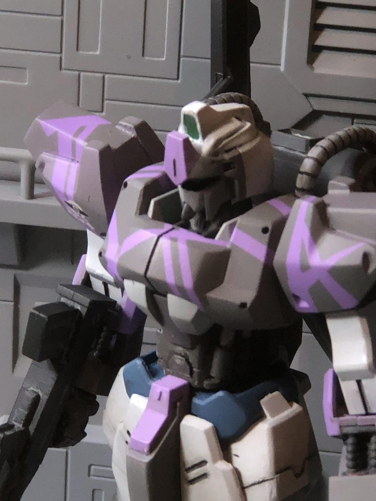 パイロットの意欲向上を狙って、ガンダム顔に。マークIIの余剰部分を装着してみたした的に。