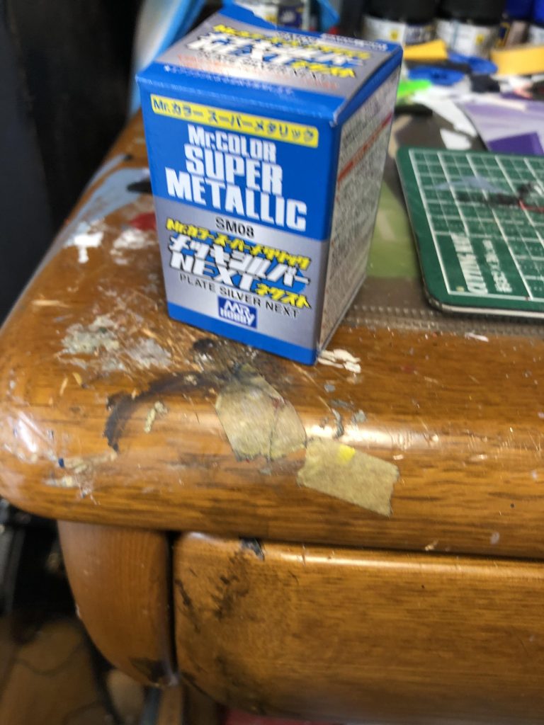 今回の鏡面塗装はこのメッキシルバーNEXTを使いました。