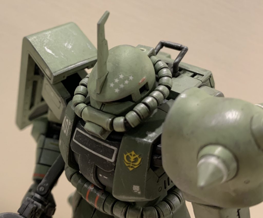 デカールはキットの物+αを使い、大体説明書通りに貼りました。前腕にあった撃墜マーク×11は7つに減らし、頭に持ってきました。「高機動型ザクを受領するのは、戦艦を沈めるより難しい」という有名な文句もあるので、この撃墜マークでエースパイロットだということを演出してみました。