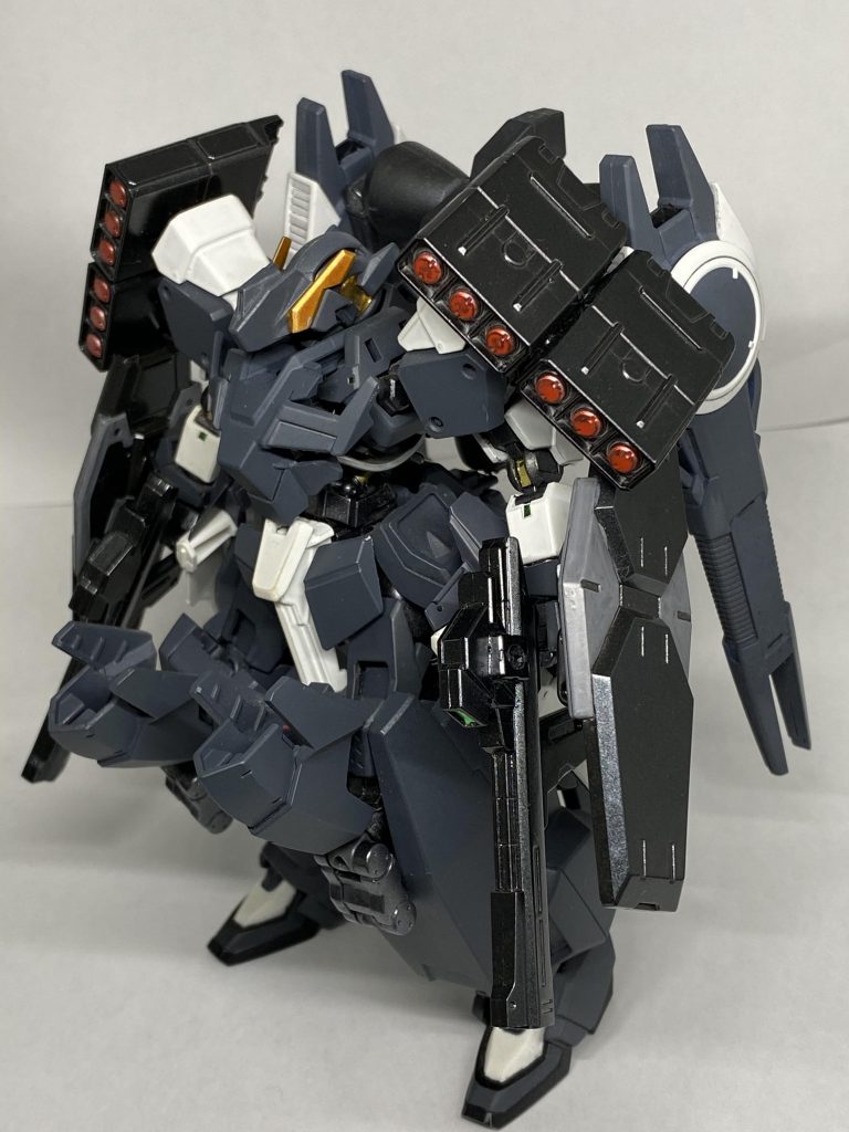 防御形態
スピードを犠牲に重装甲装備