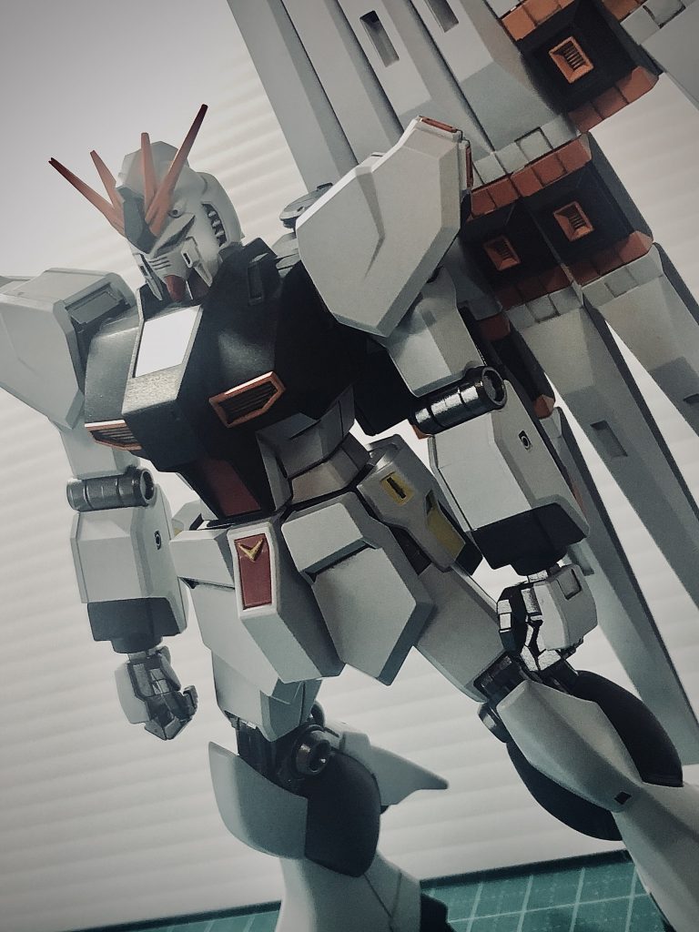 この時点でファンネルや、その他の色分けに気が付き、絶望しながら小物のみ筆塗りして、フラットクリアー吹きました笑