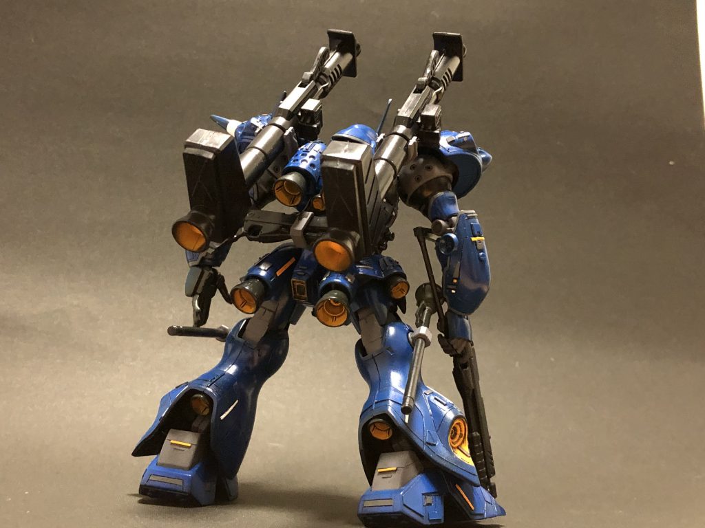 前と後ろ
今回は腰の延長とディティールの追加モノアイの可動のみいじっています