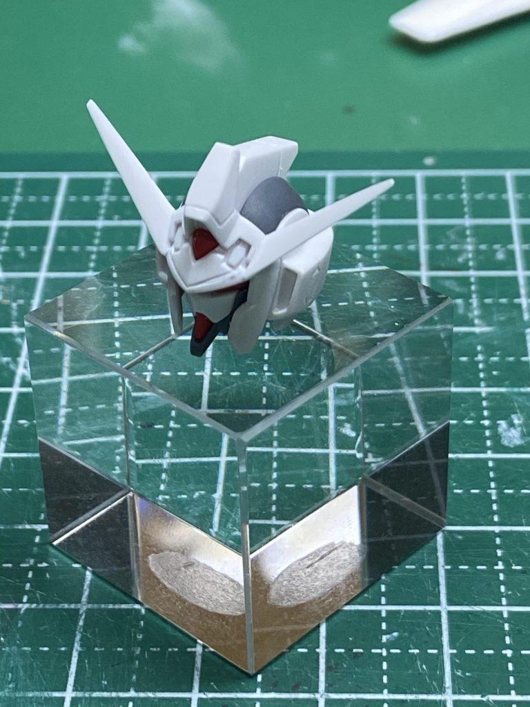 定番のアンテナシャープ化ひさし上の筋彫りと頬当てを薄く加工。顎パーツをシャープ化し、クマドリができるよう筋彫りしました。