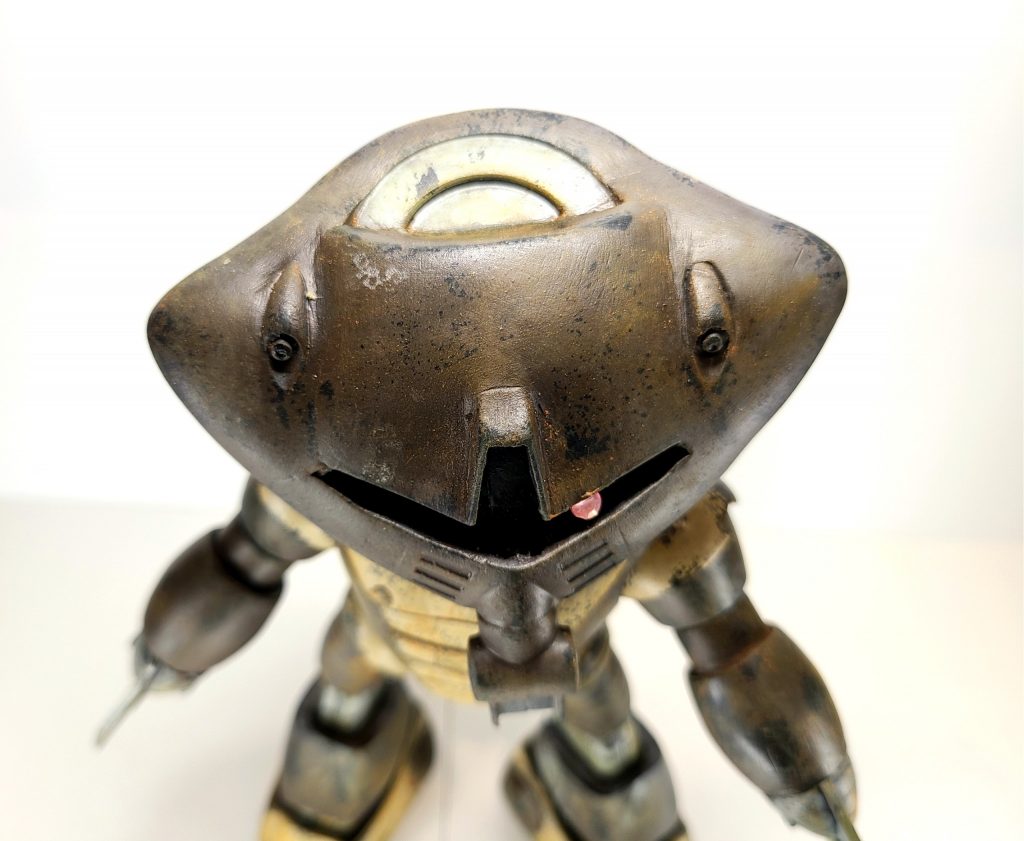 頭部の特徴的なレドームはアッガイのパーツを流用してアレンジを効かせています。