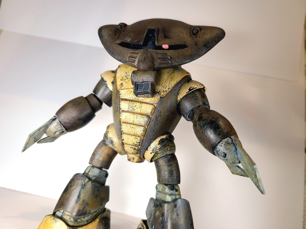 煽り視点から。アッグガイはかなり大きめのモビルスーツですが、渋さと可愛さと奇妙なフォルムを上手く融合できたかと思います。