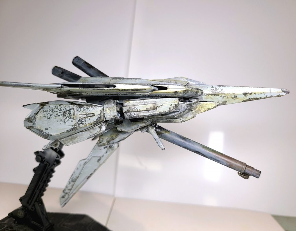 Zガンダムの脚部にあたる部分のプロポーションをより戦闘機ぽくいじっています。