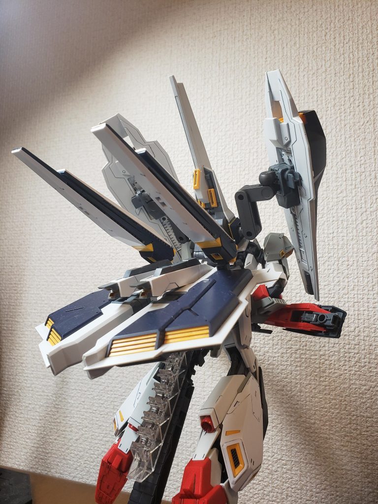 後ろ姿zガンダムのメインスラスターに追加するようにフルドドのパーツ、アーム、フィンファンネル、シールドブースターを追加シールドブースターはアームによって自由度が高めでフルバーニアンみたいにブースターの噴射口を前に持っていくことも可能〜