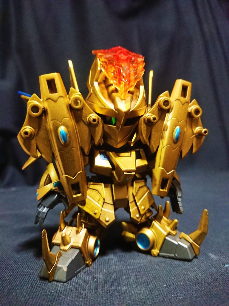 仕様が違いますがユニコーンモードへの変形もあります。
シールドを前面に可動させマントに見せ、兜を下ろし腰の前後を入れ換えています。
左慈の鶴になったという記述を鳳凰に変更しフェネクスになりました。