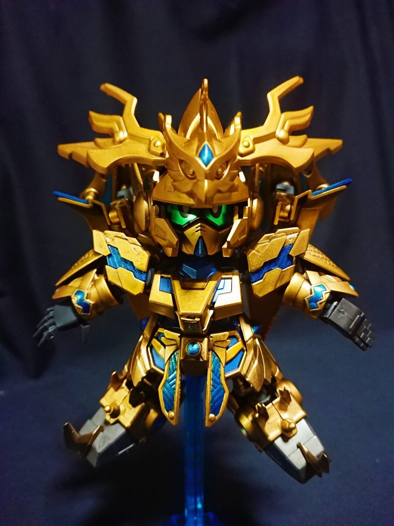 騎士ユニコーンをベースにし、時渡りや英雄召喚の設定をクロスオーバーさせてみました。(後述)
シールドの可動はLGBB號斗丸の羽織とバトルアームアームズを使用しました。
なおフェネクスはナラティブ版ではなくUC-MSV版となります。
シールドにスタビライザー取り付け位置を上げることでナラティブ版にもなります。