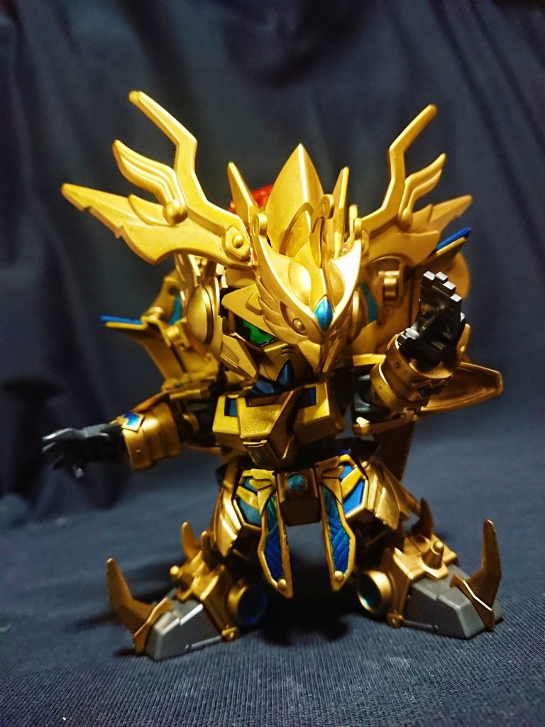 時を渡る方士の左慈は老人の姿や女性の姿で存在する。
遁甲天書と符を操り、[龍帝ユニコーン](https://gumpla.jp/sd/20597) [虎暁バンシィ](https://gumpla.jp/sd/22121) [雀瞬シナンジュ](https://gumpla.jp/sd/23394) [武義クシャトリヤ](https://gumpla.jp/sd/24735)の幻影を召喚し戦う。
鳳凰の姿で現れるため、[黄龍ガンダム](https://gumpla.jp/sd/39433)と同じく神や仙界の住人と噂される。