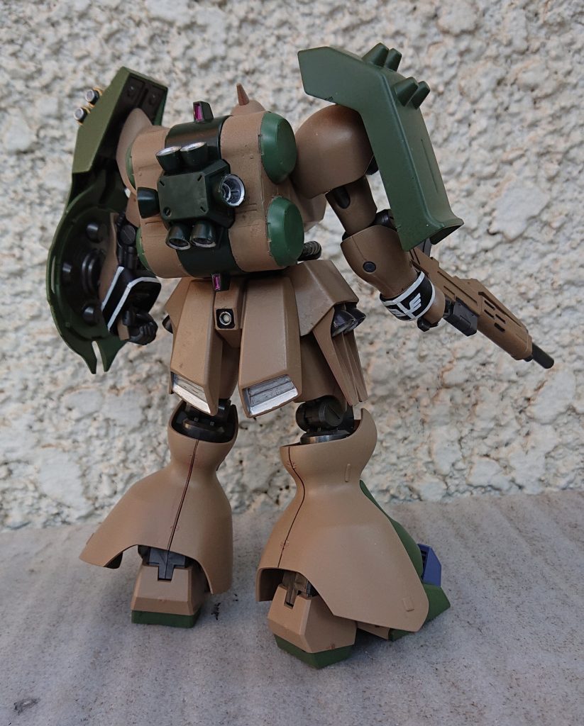 ランドセルは元のピンを切り飛ばしてヤクトの穴の位置にプラ棒を挿しました。