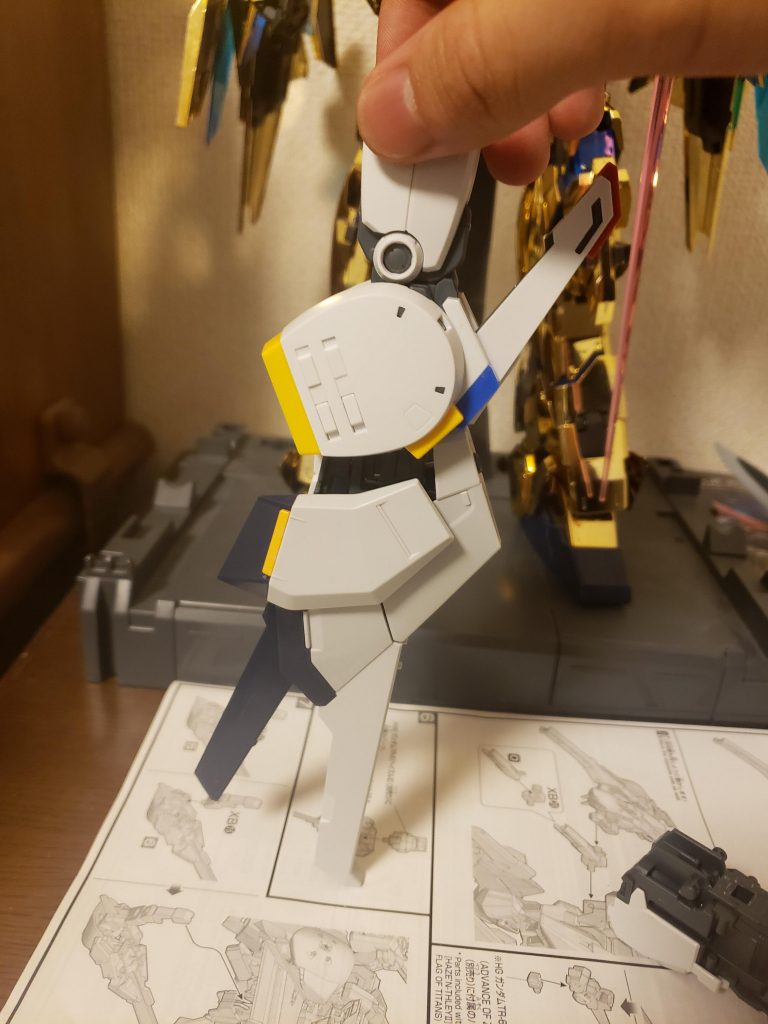 こちらが脚です〜MG ZZの脛から下をHGハイゼンスレイⅡをくっつけただけです(笑)
なぜこうしたかと言うとHGハイゼンスレイⅡは好きだったけど脚の可動範囲が狭いのと中間形態を再現するためにZZの変形機構を利用しました〜