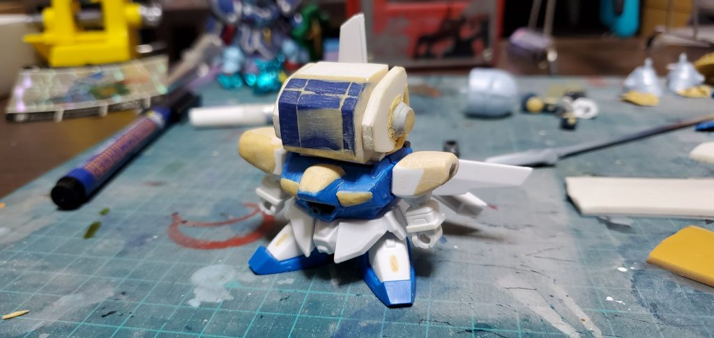 顔はプラ板やパテで新規造形し、肩や胸の部分も形状を変更しました。他にもエックスと違う部分はあらかた手を入れました。