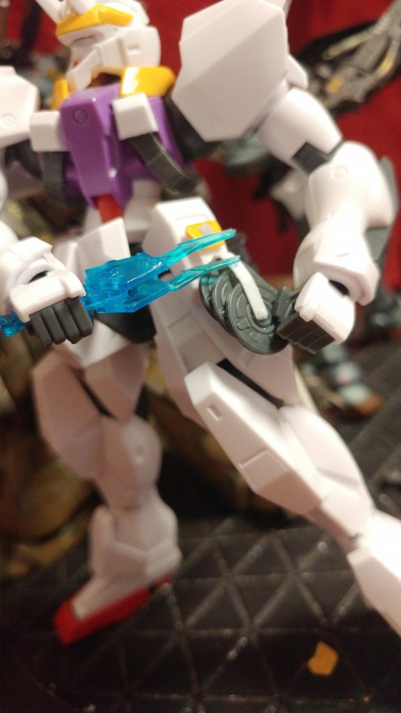 「変身音叉 音角」はいつぞやのホビージャパンの付録のカスタムパーツの切り貼りで再現。ガラケーのように折り畳み可能です。