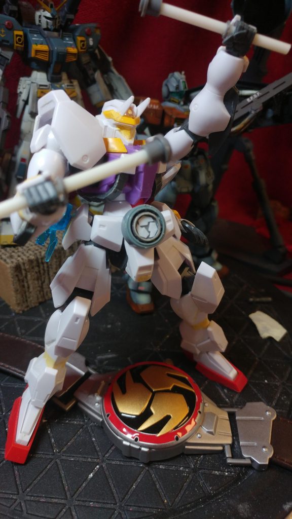 塗装前の状態。胸のたすき掛け状の部分(塗装後、シルバーになるところ)はガンタンクのキャタピラの細切りです。黄色のアンテナはカットして側頭部に貼り付け、響鬼の「くまどり」を表現しました。