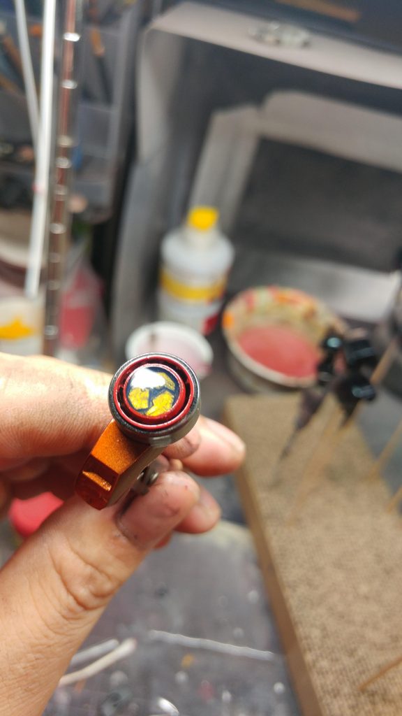 ベルトのバックル部分にあたる、「音撃鼓 火焔鼓」は、HGガンタンクの転輪を使用しました。