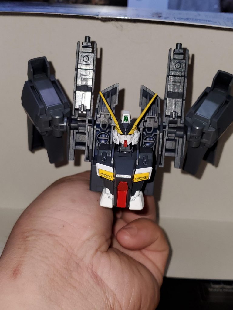 白=黒サフ→白サフ→白
本体グレー=黒サフ→ガンシップグレー
赤=白サフ→モンザレッド
黄=白サフ→クロームイエロー
メカのグレー部分=黒サフ→グレー連邦系(メタリック)
センサー=シャインシルバーにクリアグリーン重ね
墨入れはシャーペンのグレーがいい感じに乗るのでよく0.3mmのシャーペンを使います。
シャーペンなら消しゴムですぐ消せるし楽。