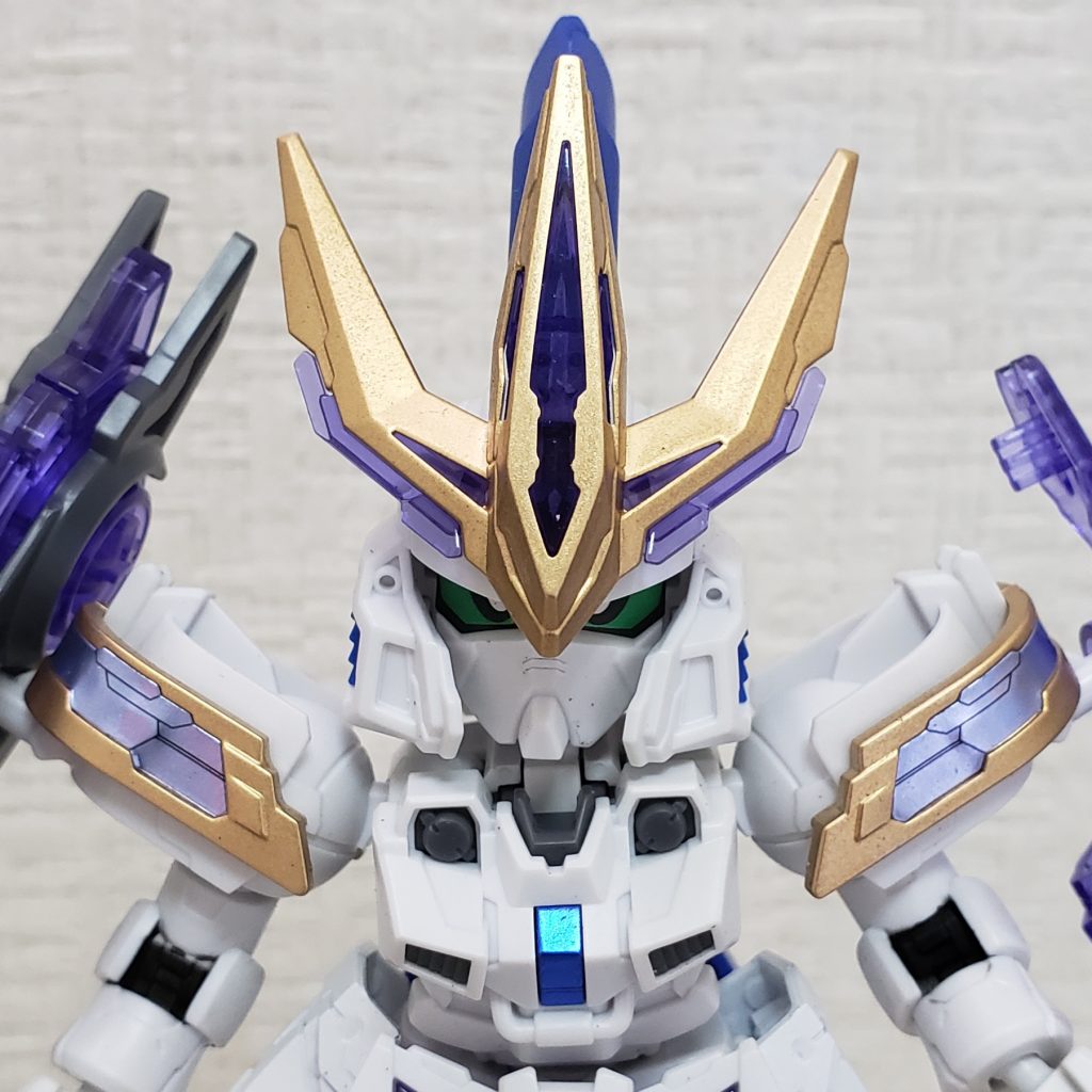 マスクは着脱式でガンダムフェイスが