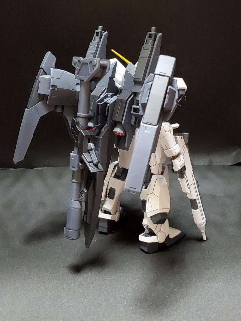 バズーカはコトブキヤのバズーカが余ってたのでそれを使用。
エクバのニューのバズーカみたいな撃ち方してくるぞ!
ビームライフル、バズーカ、ビームサーベルのシンプルな武装に。