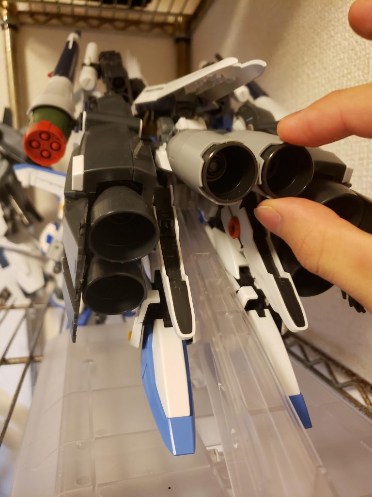 追加ブースターは、ハイニューガンダムの追加武装をベースにEx-Sの余剰パーツのブースターを埋め込みました〜個人的に戦闘機のノズルぽいです（笑）