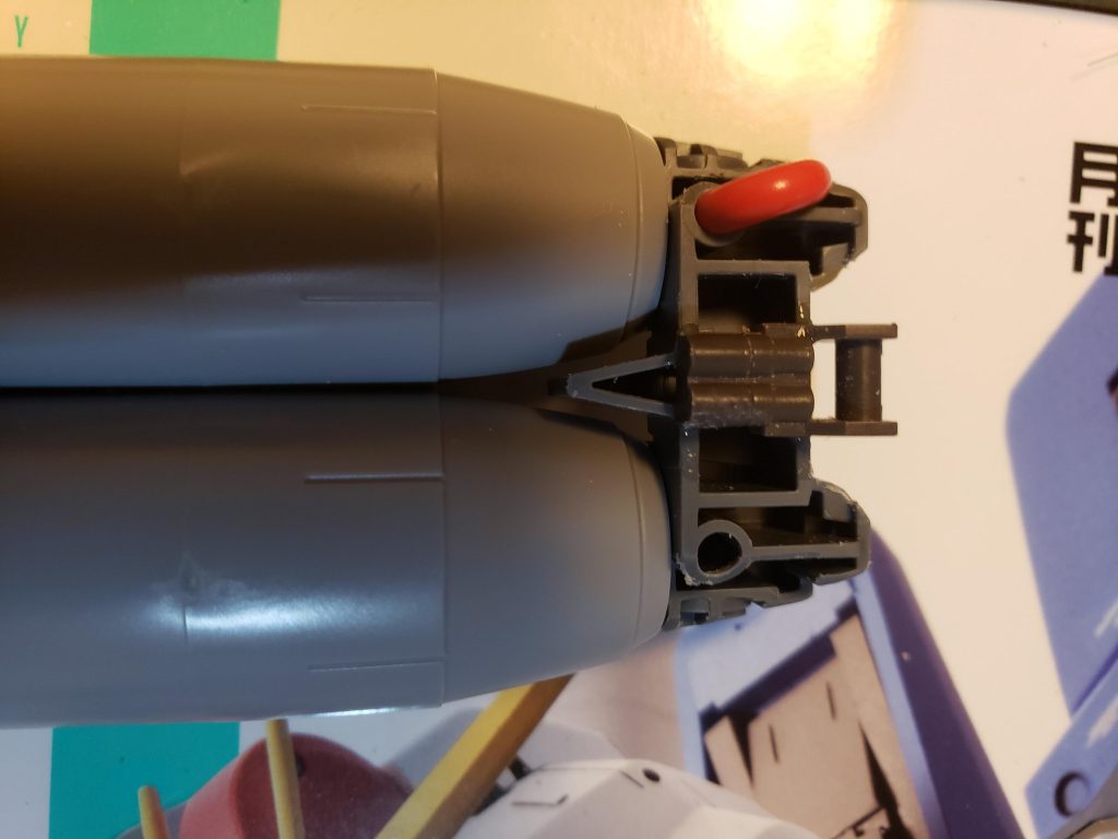 MGガンダム4号機のリード線で隙間などを誤魔化し〜