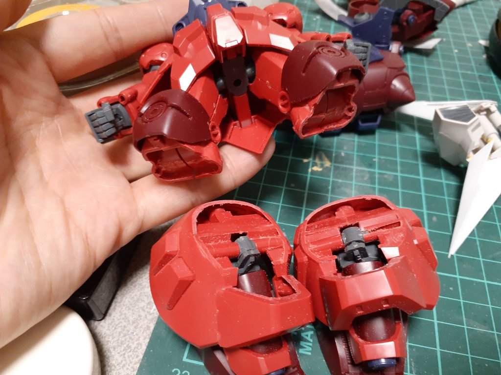 脚はバッサリカットして短縮