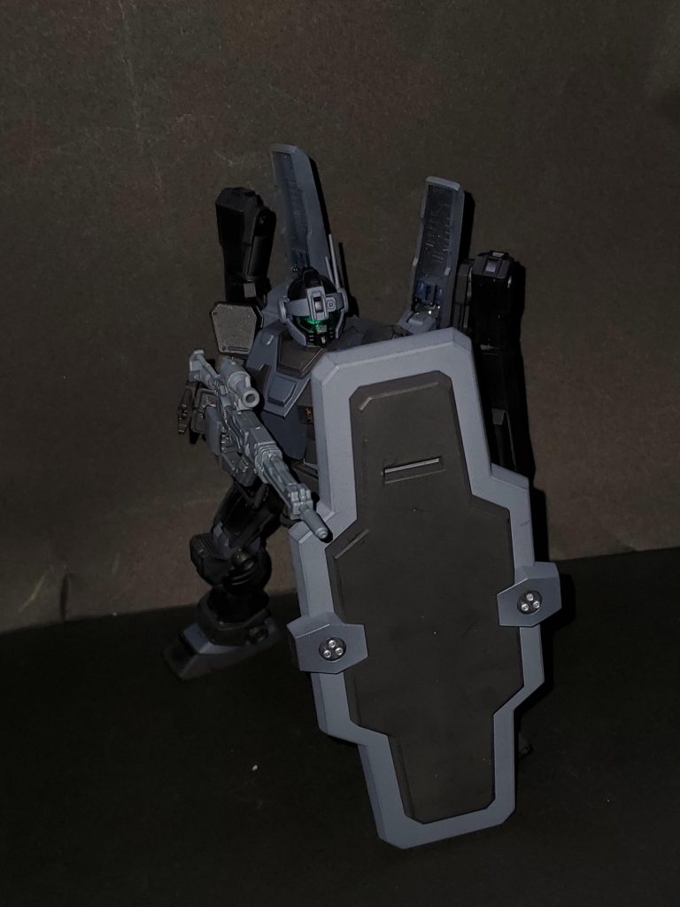 塗装は
黒＝黒サフそのまま
グレー＝黒サフ→ガンシップグレー
バーニア等のシルバー＝マッキーの銀
胸ダクトの金＝マッキーの金
シャーペンで墨入れ後つや消しトップコートを掛けてメインカメラの中をシャインシルバーで塗装して別で光沢のトップコートを吹き付けたバイザーを取り付けたのでバイザーだけキラッとなります。