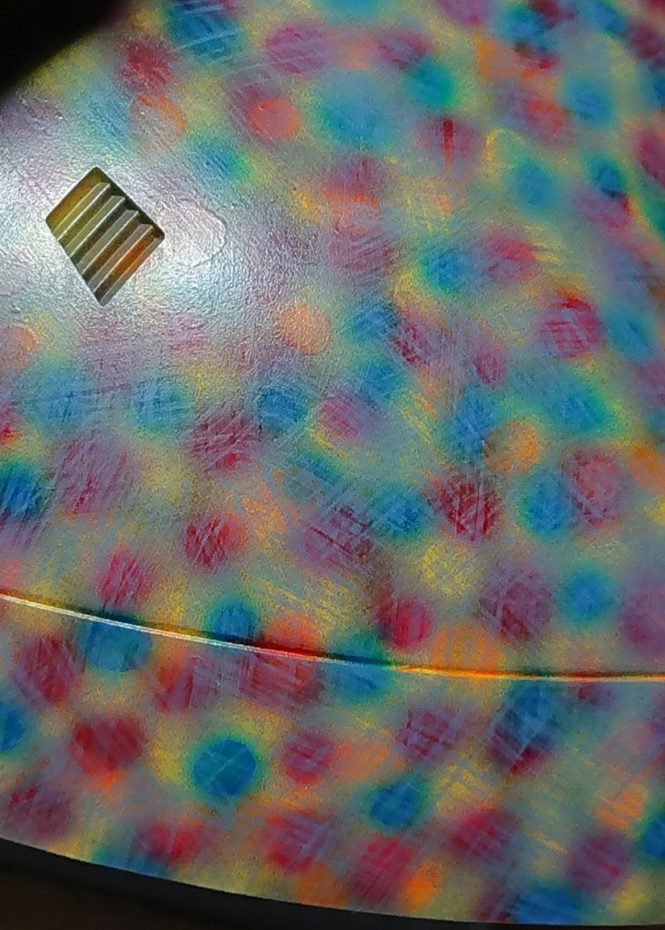 下地の上に薄めの塗料を縦、横、斜めに筆先だけで重ねて行きます。